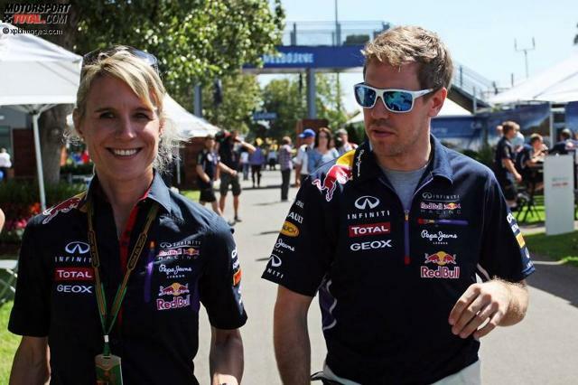 Sebastian Vettel mit Medienbetreuerin Britta Roeske im Paddock in Melbourne