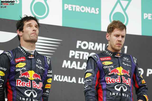 &quot;Multi 21&quot; in den Gesichtern: Mark Webber auf dem Podium nach dem Grand Prix von Malaysia in Sepang 2013. Jetzt durch die bewegte Karriere von &quot;Aussie Grit&quot; klicken!