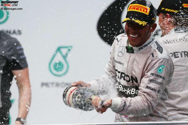 Lewis Hamilton freut sich, dass es endlich mit dem Sieg in Malaysia geklappt hat.