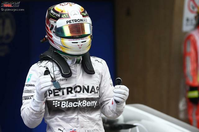 Lewis Hamilton jubelt über seine dritte Pole-Position und Pole Nummer 34 - eine mehr als der legendäre Jim Clark.
