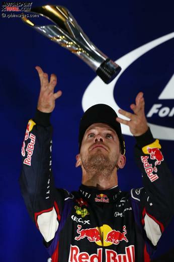 Kommt ein Pokal geflogen: Sebastian Vettel wurde in Singapur Zweiter hinter Hamilton
