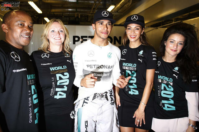 Weltmeister Lewis Hamilton mit seinen Liebsten in der Mercedes-Box