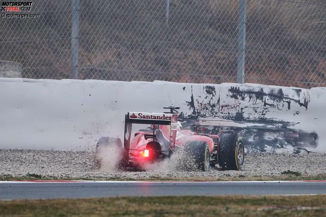 War da jemand noch nicht richtig wach? Schon bei seiner Einführungsrunde um kurz nach 9 Uhr landet Sebastian Vettel mit seinem Ferrari im Kiesbett.
