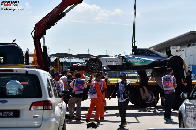 Im ersten Training kam Lewis Hamiltons Auto auf dem Abschleppwagen zurück