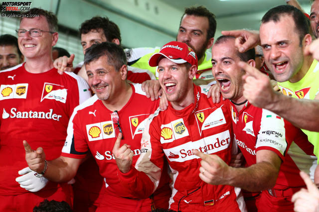 Sebastian Vettel jubelt über seinen ersten Ferrari-Erfolg: Das Team freut sich mit
