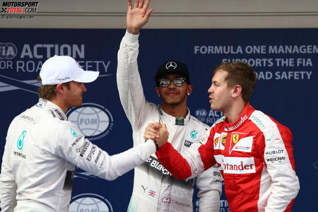Lewis Hamilton jubelt über seine Pole-Position und Sebastian Vettel gratuliert Nico Rosberg zum zweiten Rang
