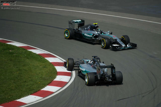 Kurioses Bild: Lewis Hamilton steht am Morgen nach einem Dreher falsch herum