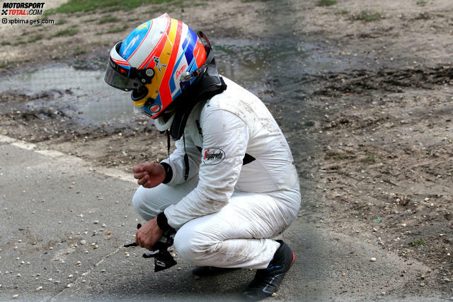 Fernando Alonso atmete nach dem schweren Abflug erst einmal durch
