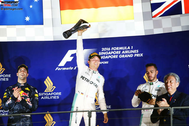 Zwischentief oder Wende im Titelkampf: Kann Lewis Hamilton zurückschlagen? Jetzt durch die Highlights des spektakulären Singapur-Wochenendes klicken!