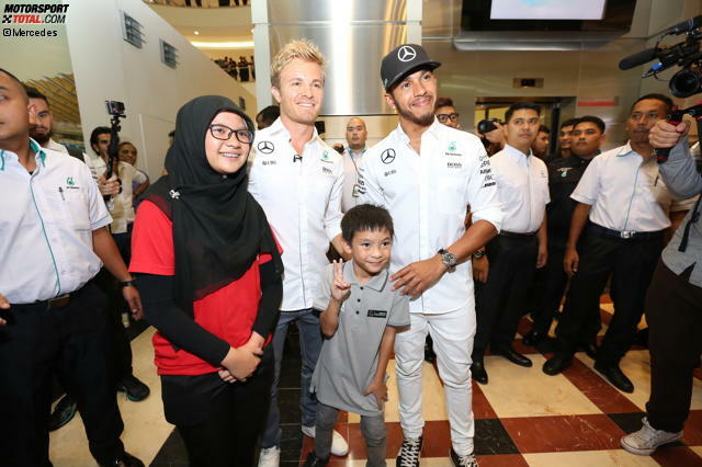 Nico Rosberg und Lewis Hamilton bei einem PR-Termin in Kuala Lumpur. Wie hat sich ihr WM-Duell 2016 entwickelt? Jetzt Rennen für Rennen durchklicken!