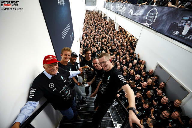 Hand am Pokal: Das Mercedes-Team feiert seine erneute Dominanz. Jetzt durch die Fotos von den Mercedes-Weltmeisterfeierlichkeiten klicken!