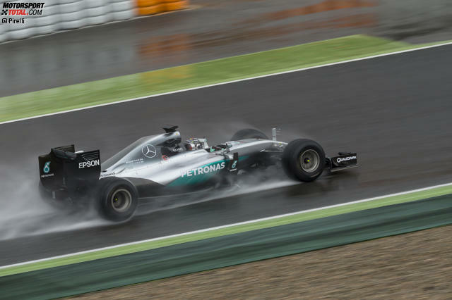 Nico Rosberg wurde in Barcelona Opfer des unbeständigen Oktober-Wetters. Jetzt durch die Fotos vom Test mit den 2017er-Reifen klicken!