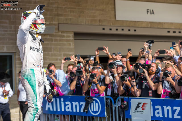 50. Grand-Prix-Sieg für Lewis Hamilton - aber nur verhaltene Freude darüber: &quot;Ist ganz okay&quot;, sagt der Mercedes-Star, im fünften Formel-1-Rennen in Austin zum vierten Mal erfolgreich. Sein Rückstand in der WM beträgt nun nur noch 26 statt 33 Punkte. Und drei Rennen sind noch zu fahren.