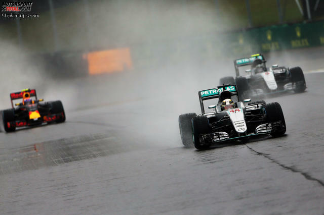 Max Verstappen war zeitweise deutlich schneller als die Mercedes-Stars. Jetzt durch die Highlights des aufregenden Brasilien-Grand-Prix klicken!