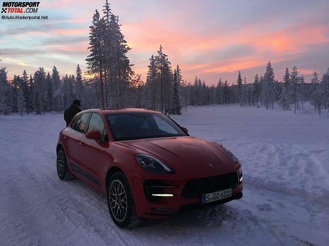Porsche SUV nördlich des Polarkreises: Porsche Macan Turbo PP beim ersten Morgengrauen am späten Vormittag