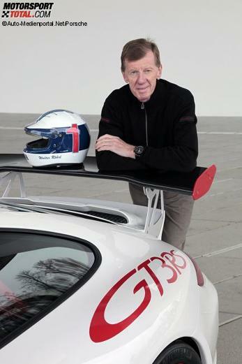 Walter Röhrl am Heckflügel eines Porsche 911 GT3 RS