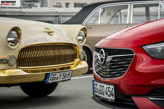 Opel-Flaggschiffe unter sich: Der Insignia Grand Sport von 2017 trifft auf den zweimillionsten Opel von 1956 - einen Kapitän mit goldfarbener Lackierung und mit 24-karätigem Gold überzogenen Zierteilen
