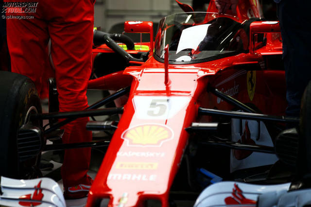 In Silverstone testet Ferrari-Pilot Sebastian Vettel erstmals den neuen Cockpit-Schutz.
