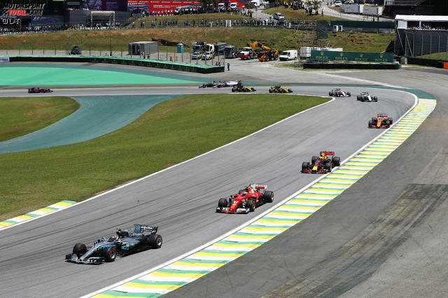 Romain Grosjean räumte Esteban Ocon schon in der ersten Runde ab. Die 17 besten Fotos des Grand Prix von Brasilien jetzt durchklicken!
