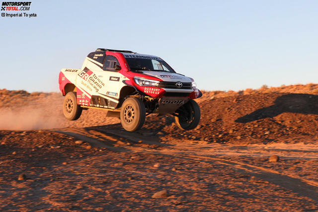 Mit einem neuen Hilux und drei starken Teams will Toyota die Dakar gewinnen.