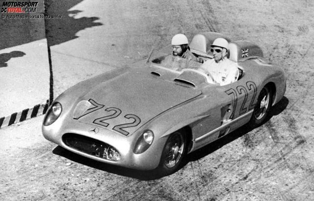 Mille Miglia 1955: Stirling Moss und Denis Jenkinson auf dem Weg zum Gesamtsieg auf Mercedes-Benz 300 SLR Rennsportwagen (W 196 S) mit der besten je bei der Mille Miglia erzielten Zeit, 1. Mai 1955.