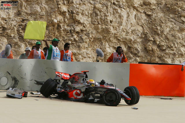 Sein Freitags-Crash beim Bahrain-Grand-Prix 2008 war ein Symbolbild für Lewis Hamiltons verpatztes Wochenende. Und nicht das einzige spektakuläre Bild, dass das Wüstenrennen in den vergangenen 16 Jahren lieferte. Wir blicken zurück auf Triumpfe und Tragödien ...