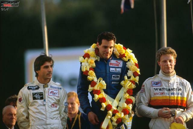 Mit Sieger Ratzenberger auf dem Brands-Hatch-Podium: Phillipe Favre (Zweiter, links) und Peter Rogers (Dritter, rechts).