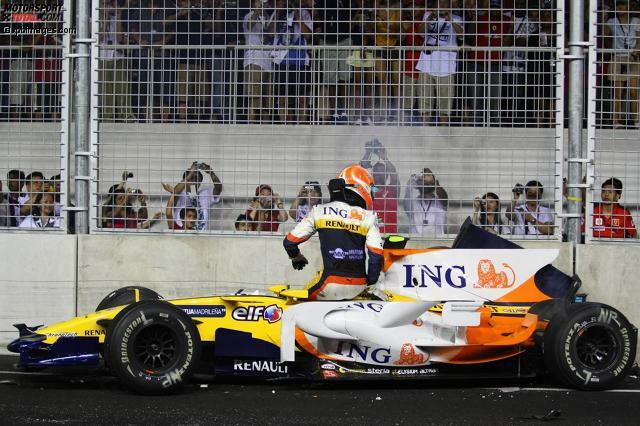 Große Premiere in Singapur, und der erste große Skandal: Nelson Piquet jun. crasht 2008 drei Runden nach dem ungewöhnlich frühen Boxenstopp seines Renault-Teamkollegen Fernando Alonso, der dadurch in Führung gespült wird. Die vorher geplante "Crashgate"-Affäre wird erst ein Jahr später bekannt, weil Piquet, von Renault frisch entlassen, bei der FIA petzt.