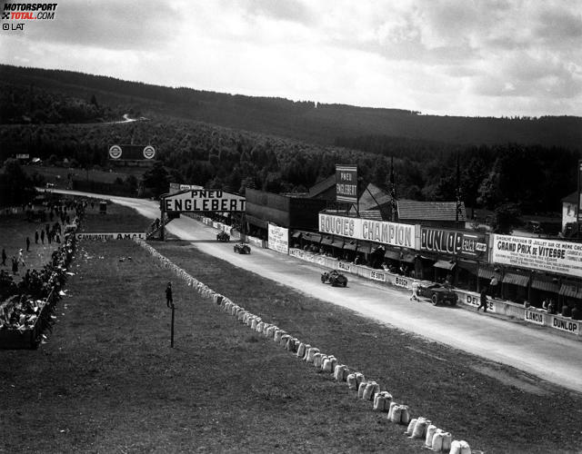 1925 wird erstmals ein Grand Prix von Belgien ausgetragen, und schon damals wird in Spa-Francorchamps gefahren. Die Strecke führt über öffentliche Straßen und ist 15 Kilometer lang. Die heute berühmteste Kurve ist übrigens nicht von Anfang an Bestandteil der Strecke. Erst 1939 wird die Eau Rouge gebaut.