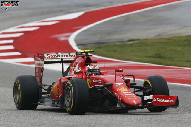 #11 Beim Großen Preis der USA 2015 fliegt Kimi Räikkönen auf feuchter Piste ins Kiesbett ab und schlägt leicht in die Begrenzung. Sein Problem: Sein Ferrari verhakt sich dabei mit einer Werbetafel. Doch der Finne weiß Rat und kämpft sich mit wilden Lenkbewegungen und unter tosendem Applaus frei.