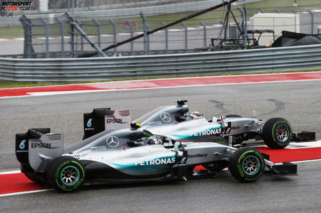 Platz 10: "Cap-gate" - Eigentlich soll das Rennen in Austin für Lewis Hamilton die Krönung seiner Saison sein. Der Brite fährt seinen zehnten Saisonsieg ein und krönt sich damit bereits drei Rennen vor Schluss zum dritten Mal zum Weltmeister. Doch im Rennen in den USA sorgt Hamilton gleich für zwei Aufreger, die seinen Triumph überschatten: Zunächst drückt er seinen Teamkollegen Nico Rosberg in der ersten Kurve nach dem Start extrem weit raus - was bei dem und dem ganzen Mercedes-Team nicht gut ankommt.