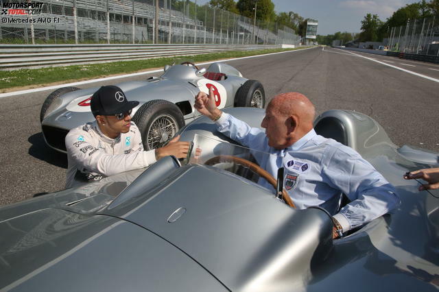 Lewis Hamilton (Mercedes): "Ich war in diesem Jahr schon mit Stirling Moss in Monza und bin in einem alten Mercedes W196 durch die Steilkurve gefahren. Das war absolut fantastisch. So habe ich einen Eindruck davon erhalten, wie es damals für diese Jungs gewesen sein muss und welche Geschichte diese Strecke besitzt und warum sie zu einer Legende wurde. Auch heute ist die Strecke noch eine große Herausforderung - schnell, gleichzeitig aber auch technisch sehr anspruchsvoll mit einigen starken Bremspunkten und hohen Randsteinen, die auf der Ideallinie überfahren werden müssen."
