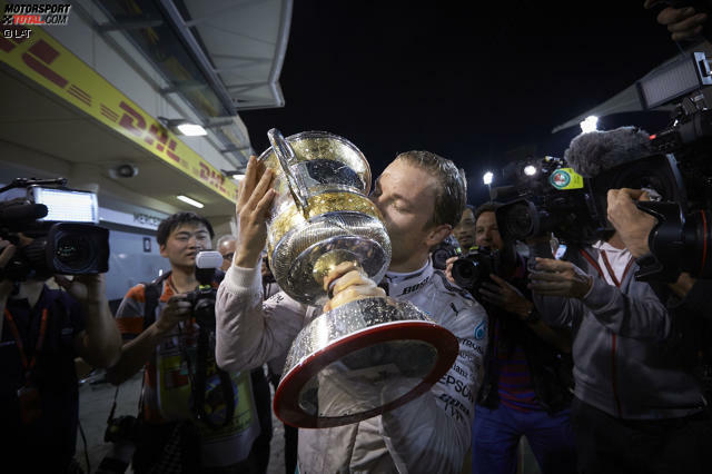 Läuft! Zweiter Sieg im zweiten Rennen für Nico Rosberg. Gutes Omen: Die letzten vier Bahrain-Sieger wurden anschließend Weltmeister. Und Fahrer, die fünf Rennen hintereinander gewonnen haben, aber nie Weltmeister wurden, hat es in der Formel-1-Geschichte überhaupt noch nie gegeben. Jetzt durch die Highlights 2016 klicken!