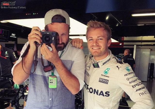 Fotografiert wird Nico Rosberg neuerdings von einem eigenen Spezialisten, den er und sein Medienberater Georg Nolte engagiert haben: Paul Ripke folgt dem WM-Leader wie ein zweiter Schatten - und postet Rosbergs Leben in den sozialen Netzwerken. So einen Leibfotografen hat Hamilton übrigens schon lange.