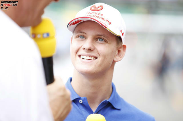 Dieses Gesicht kommt Ihnen bekannt vor? Kein Wunder: Mick Schumacher ist der Sohn von Michael, seines Zeichens selbst Rennfahrer (in der Formel 4) - und in Hockenheim erstmals bei der Formel 1 zu Gast. "Aufregend, tolle Erfahrung, hat viel Spaß gemacht", leuchten seine Augen.