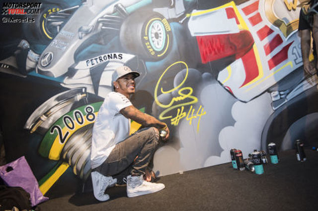 Die 14 besten Backstage-Fotos aus Sao Paulo jetzt durchklicken! Dass Lewis Hamilton irgendwann Popstar oder Hollywood-Schauspieler werden möchte, ist bekannt. Beim Grand Prix von Brasilien versucht er sich erstmals als Graffiti-Künstler - und zwar im Rahmen einer PR-Aktion am zweithöchsten Gebäude der Stadt, dem Mirante do Vale.