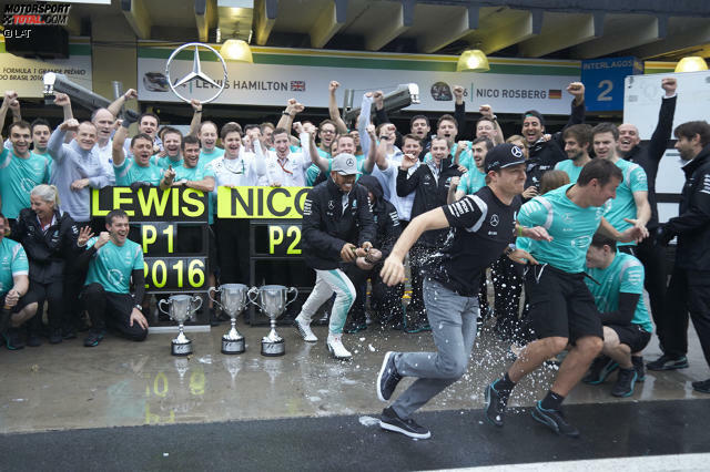 Lewis Hamilton feiert in Brasilien den 52. Grand-Prix-Sieg seiner Karriere und zieht in der ewigen Siegerliste ausgerechnet in Ayrton Sennas Heimat an Alain Prost vorbei. Mit einer dominanten Vorstellung am ganzen Wochenende verkürzt er den Rückstand auf Nico Rosberg vor dem letzten Rennen auf zwölf Punkte.