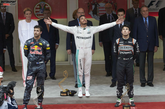 Der Bann ist gebrochen: Lewis Hamilton gewinnt nach acht sieglosen Rennen wieder einen Grand Prix, seinen ersten in Monaco seit 2008. Daniel Ricciardo fühlt sich "gefickt", weil ihm Red Bull den zweiten Sieg hintereinander kostet. Und Sergio Perez strahlt: "Ich wusste, dass Monaco im Regen eine Gelegenheit ist, mein Talent zu zeigen."