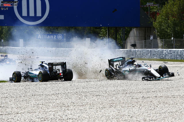 Katastrophe für Mercedes in Barcelona: Nur vier Kurven dauert es, bis die beiden führenden Silberpfeile im Kies stehen. Es ist die erste verheerende Kollision zwischen Nico Rosberg und Lewis Hamilton seit Spa 2014.
