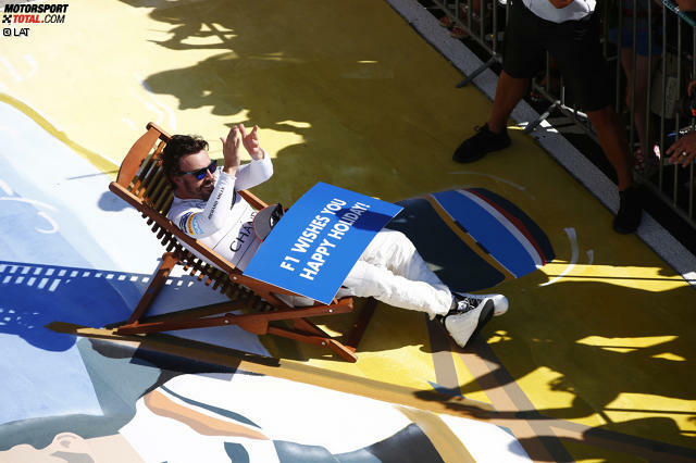#PlacesAlonsoWouldRatherBe macht weiter die Runde. Diesmal im Zuge einer PR-Aktion des Hungarorings, mit dem die Formel 1 in die Sommerpause verabschiedet wird. Für Martin Brundle eine "Verschwendung von Talent", dass Alonso nicht auf, sondern unter dem Podium ist. Jenson Button kontert: Ein bisschen Spaß muss sein!