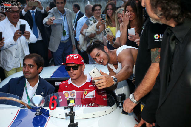 In Italien Ferrari-Fahrer zu sein, ist etwas ganz Besonderes. Kimi Räikkönen huscht bei der Formel-1-Parade in der Mailänder Innenstadt angesichts des Rummels sogar so etwas wie ein Lächeln übers Gesicht. Auch wenn er prinzipiell bei seiner Haltung bleibt: Spaß an der Königsklasse macht ihm nicht das Drumherum, sondern das Rennfahren.