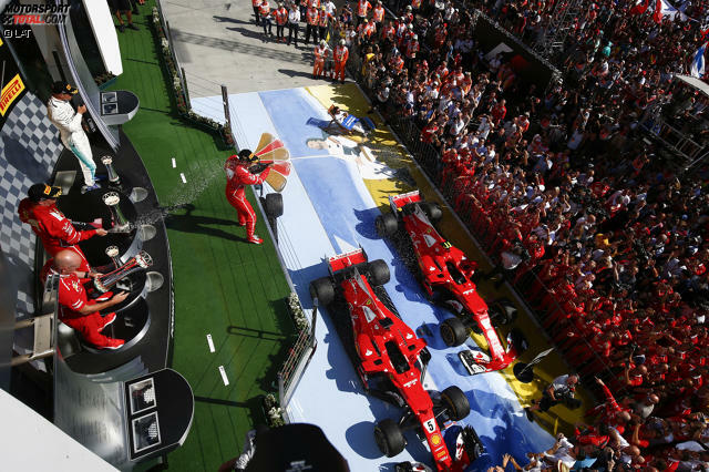 Er kann's noch: Nach vier sieglosen Rennen schlägt Sebastian Vettel zurück und gewinnt den Grand Prix von Ungarn. Genau wie in Monaco feiert Ferrari einen Doppelsieg. Eher streckenspezifisch, aber keine Trendwende, ist Mercedes-Sportchef Toto Wolff selbstsicher. Trotzdem wirkt Vettels Jubel besonders erleichtert.