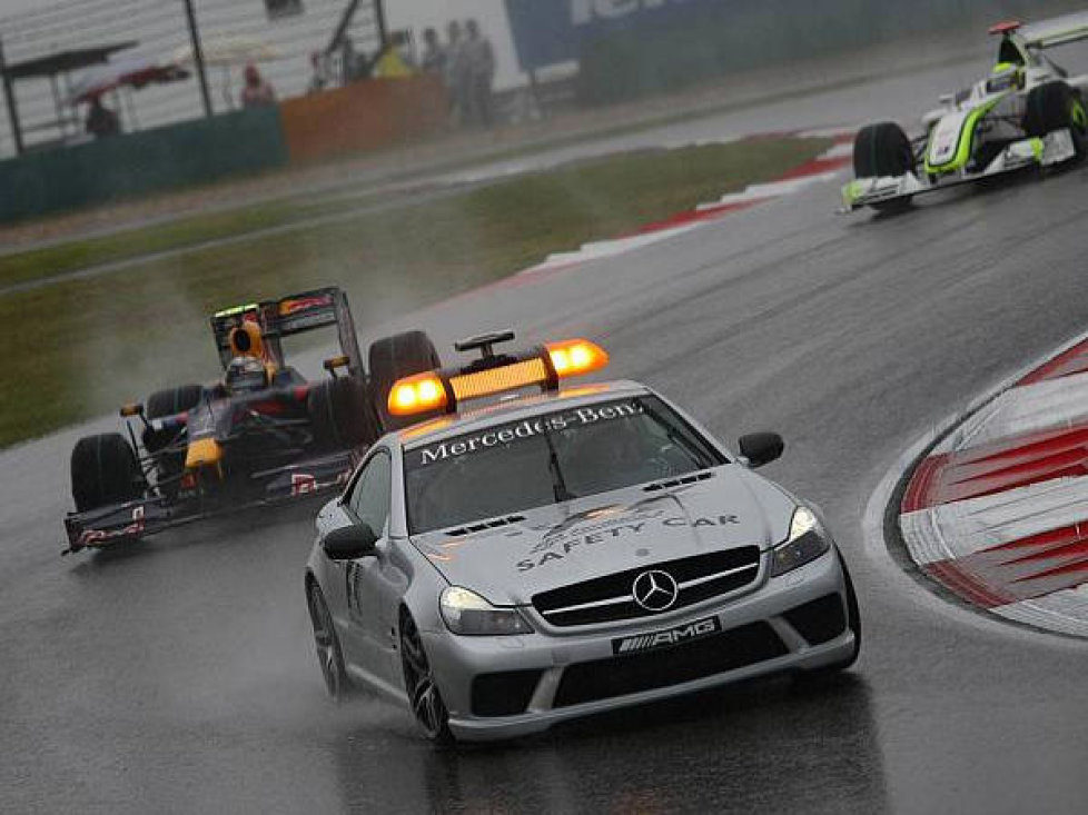 Bernd Mayländer im Safety-Car vor Sebastian Vettel