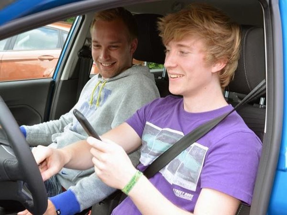 Jeder dritte deutsche junge Autofahrer hat bereits "Selfies" während der Fahrt geknipst