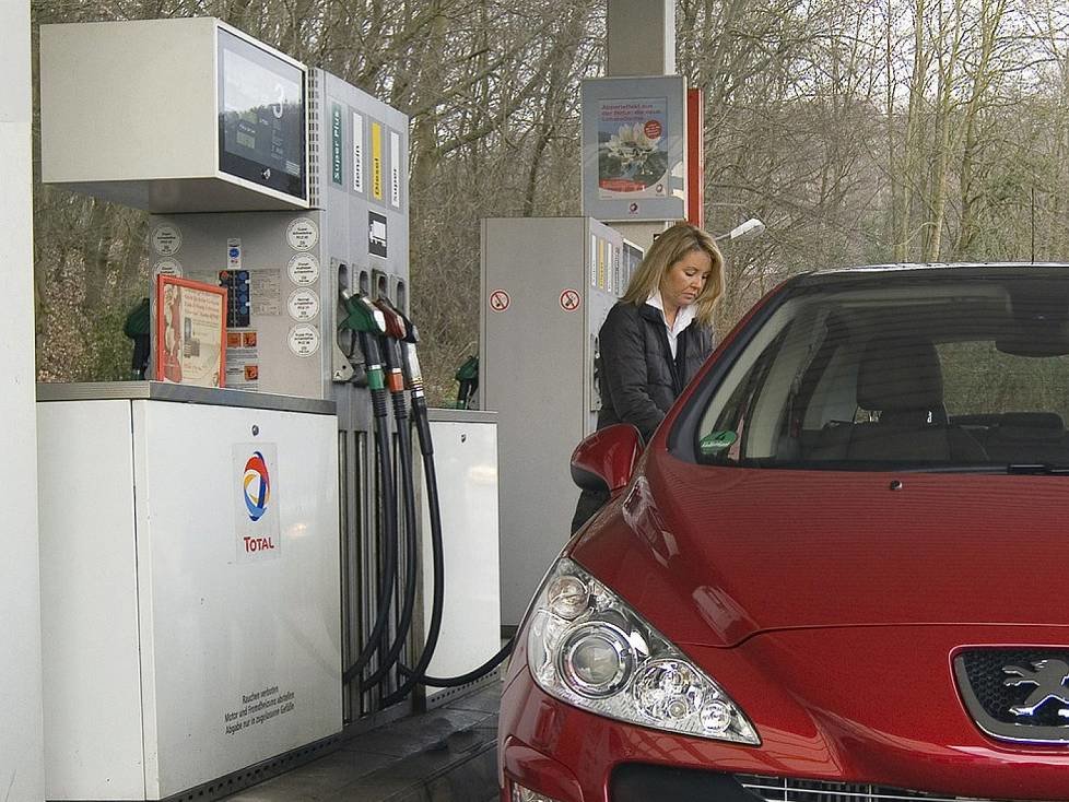 Seit Jahresbeginn 2011 wird an Tankstellen auch Superbenzin E10 mit bis zu zehnprozentigem Bioethanolanteil angeboten