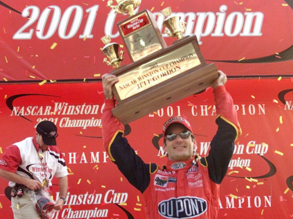 Jeff Gordon feiert in Atlanta 2001 seinen vierten NASCAR-Titel
