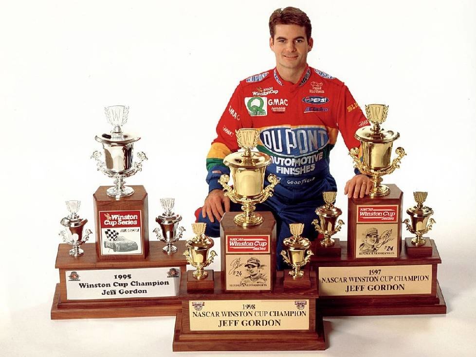 Jeff Gordon mit den Winston-Cup-Trophäen von 1995, 1997 und 1998