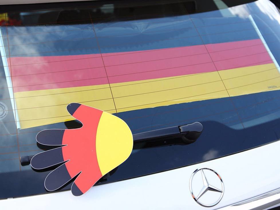 "Auto Bild", Dekra und der Auto Club Europa haben Fan-Artikel zur Fußball-Europameisterschaft getestet, die zur Befestigung am Auto vorgesehen sind: Winkehand für den Heckscheibenwischer