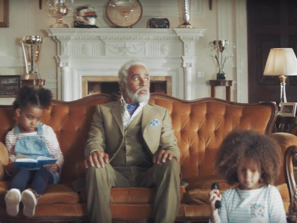 Lewis Hamilton als Opa im Werbespot für die Allianz