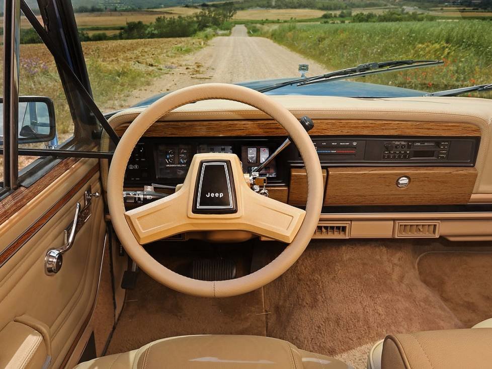 Cockpit des Jeep Grand Wagoneer (1991)